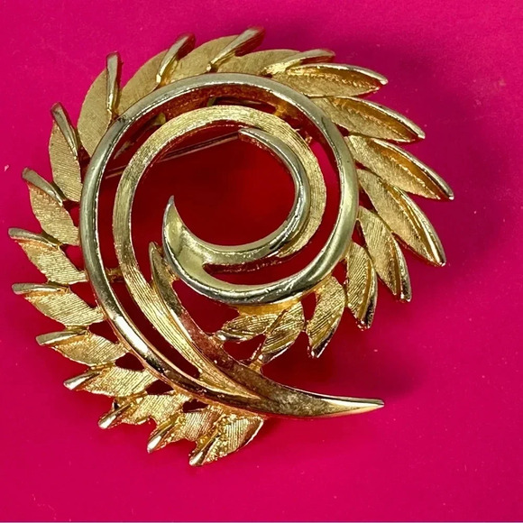 Vintage Swirl Brooch Circle Pin Unique Classic Textured Leaf Estate Cost… - Picture 1 of 8